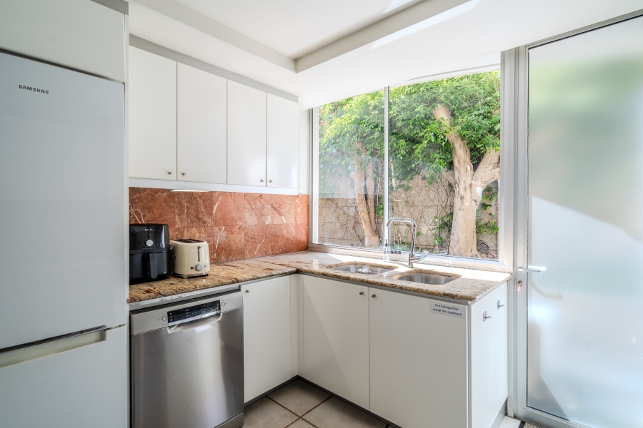 8 Bedroom Property for Sale in Camps Bay Western Cape